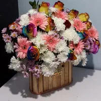 باکس گل لوکس با ترکیب رز رنگین کمانی سفید وصورتی