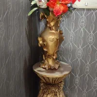 پایه تزئینی وکوزه پلی استر باشاخه گل
