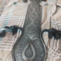 علامت  ۵ تیغ با شال و کتیبه و کلاه خود