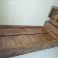 تخت یک نفرهی زیبا،نو و جادار