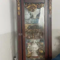 بوفه و جاکفشی ایستاده
