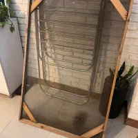 قفسه پشت پنجره