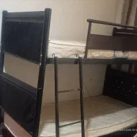 تخت دو طبقه فلزی با تشک بسیار تمیز در حد