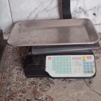 ترازو و قفسه مغازه فروشی