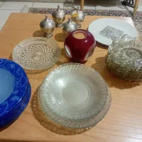 تعدادی ظرف  وظروف آشپزخانه