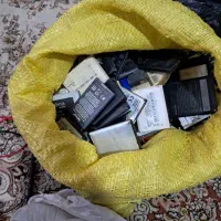 تعداد زیاد باتری موبایل قدیمی باطری