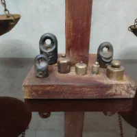 ترازو همراه با وزنه برنجی قدیمی