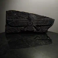 کتیبه سنگی طرح فروهر هخامنشی