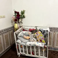 گهواره نوزاد کنار مادر