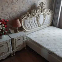 تخت‌دونفره با تشک و پاتختی