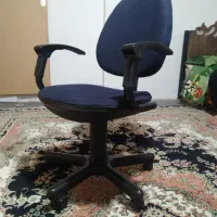 یک عدد صندلی چرخ دار اداری چرخشی