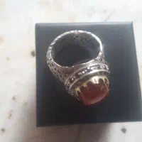 انگشتر نقره نگین عقیق یمانی با تزئین سنگ زمرد