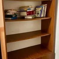 کتابخانه و میز تلوزیون