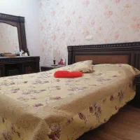 سرویس خواب دو نفره و مبل و میز ناهار خوری