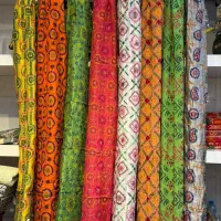 فروشنده کار بلد پارچه فروشی