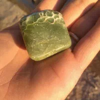 سنگ ارزشمند یشم یا زمرد طبیعی یا زبرجد
