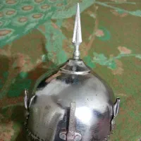 یک عدد کلاه خود تعزیه و کلاه ایمنی موتور سیکلت