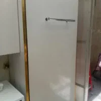 یک تخت یکنفره تاشو ی دیواری