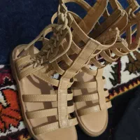 تعدادی وسایل بچه ورق بزنید