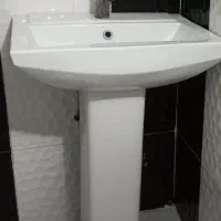 روشویی تمیز با شیر و شلنگ کامل