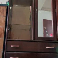 کمد لباس به رنگ قهوه ای کار کرده