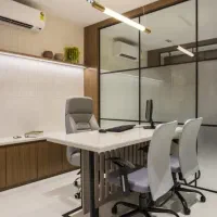 مسئول دفتر و منشی و کارمند خانم