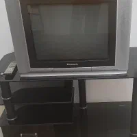 تلویزیون به همراه میز