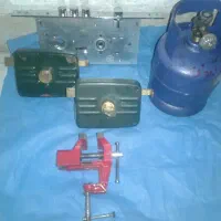 گیره رومیزی کوچک وتعدادی ابزارباهم فروش