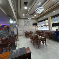 کارگر رستوران با صبحانه ناهار شام