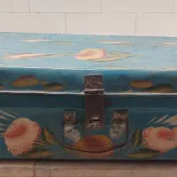 چمدان آهنی قدیمی و ساده