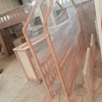 تعدادی کارگر ساده در کارگاه نجاری