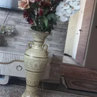 گلدان با گل های خوشکل