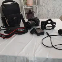 دوربین کنون 90D با لنز 135-18 و متعلقات در حد نو