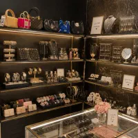 فروشنده خانم بدلیجات و شلوار