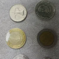 سکه ۱۰ سنت کانادا به علاوه ۵ سکه از دیگر کشورها