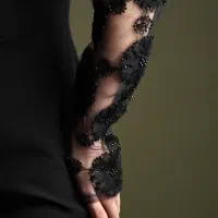 فروشنده خانم ( مزون لباس مجلسی )