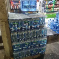 یک فروشنده وهمکار برای چیدمان سوپر مارکت مرکز شهر