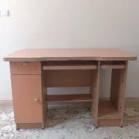 میز تحریر و کامپیوتر