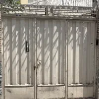 در خانه آهنی ، در سرویس بهداشتی آهنی