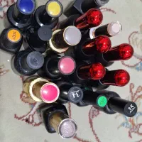 تعدادی وسایل ناخن به فروش میرسد