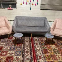 یک ست پنج نفره مبل راحتی