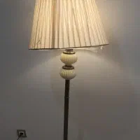 آباژور ایستاده