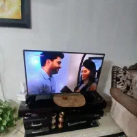 TV ال ای دی همراه با میز