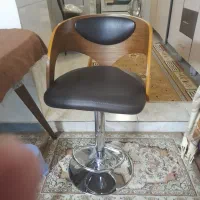 دو عدد صندلی کنار کابینت
