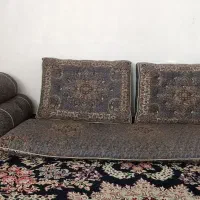 شش عدد پشتی سنتی و سه بالشت زیر دستی و سه عدد تشک