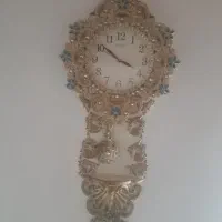 یک عدد ساعت دیواری نگین کاری شده