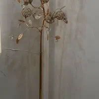 استند کنار سالنی ایستاده