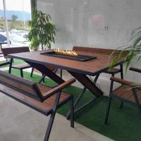 میز اتشدان و صندلی. نیمکت