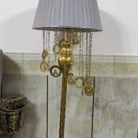 آباژور ایستاده