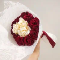 دسته گل شیک و جذاب رز زرشکی شیری